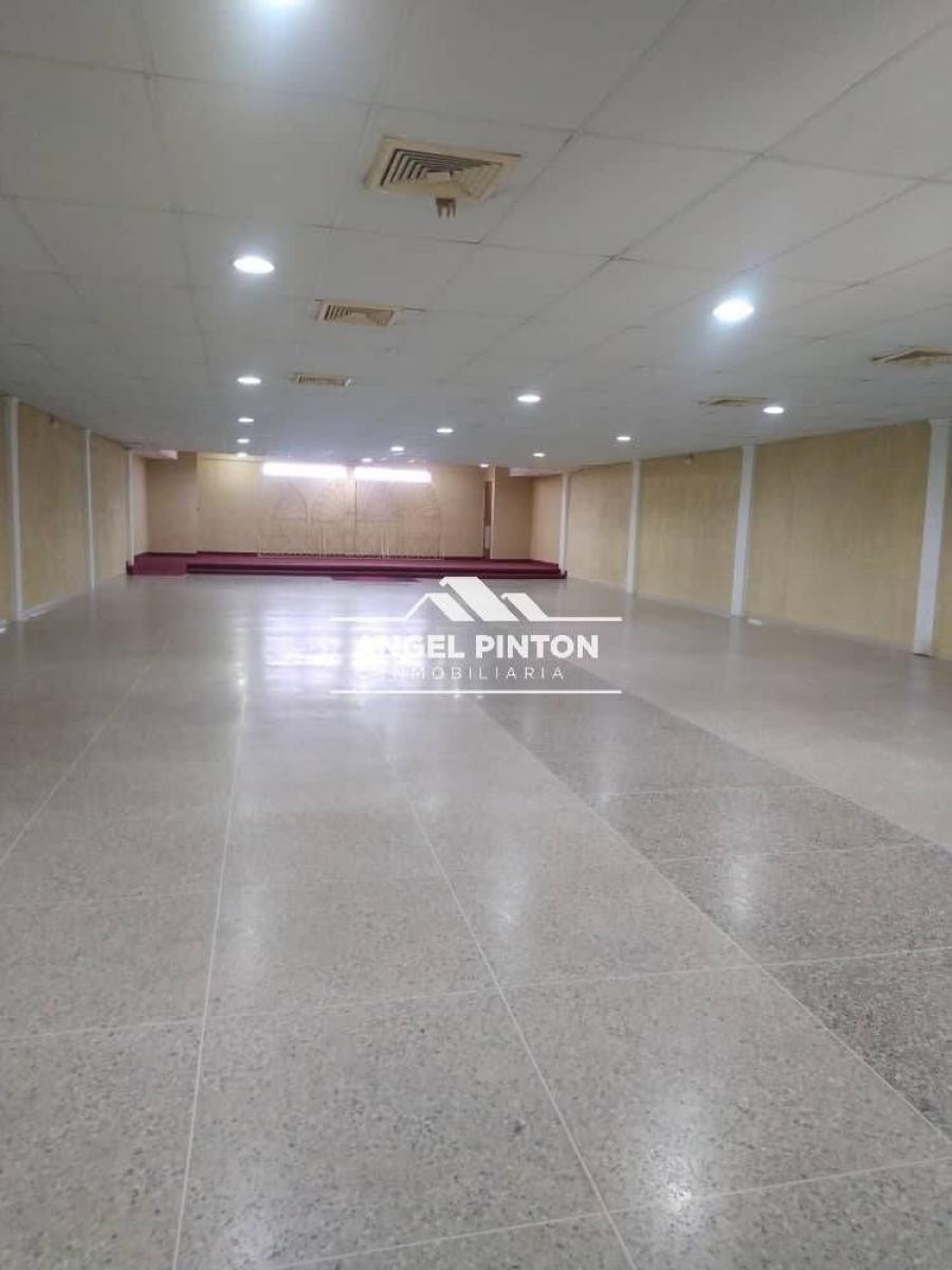 LOCAL COMERCIAL EN VENTA IDEAL PARA SALON DE FIESTA MARACAIBO API 4518