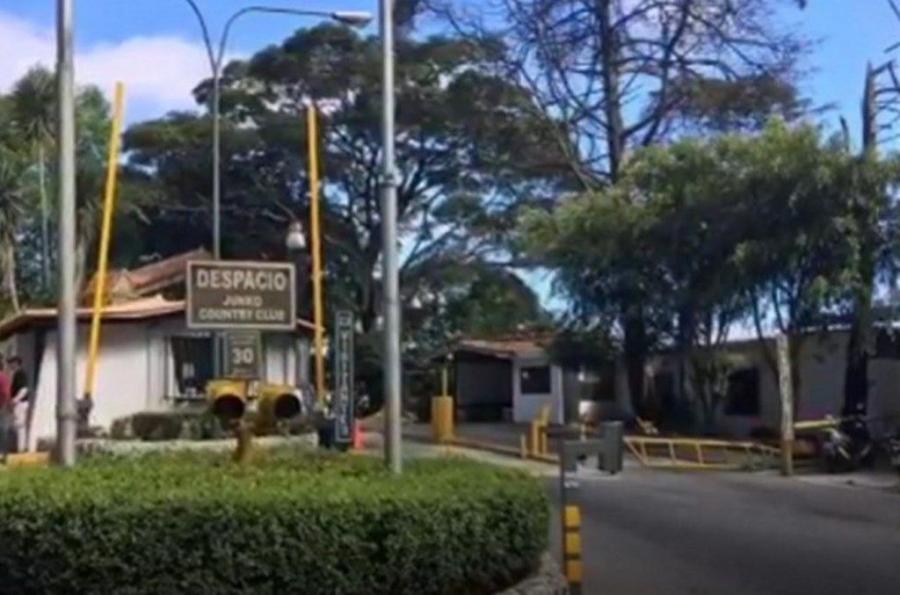 Lujosa Casa con 6 Puestos De Estacionamiento Ubicada En El Junko Country Club En Venta