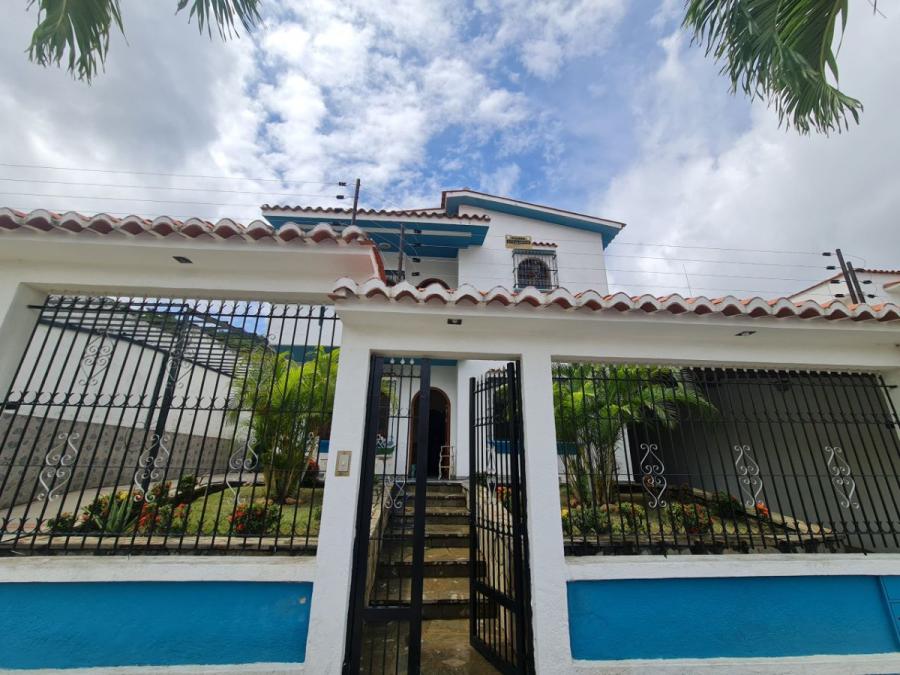 OFRECE EN ALQUILER AMPLIA CASA  UBICADA DETRAS DE PATIO TRIGAL CON CLIMA DE MONTAÑA VALENCIA.