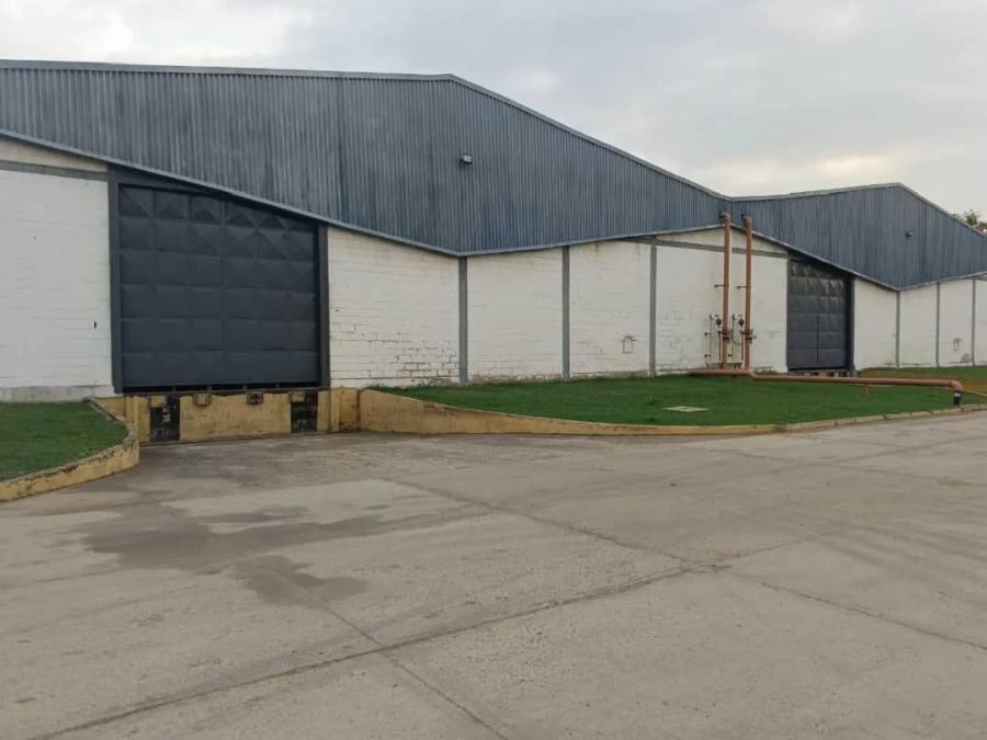 SE ALQUILA  GALPON EN ZONA INDUSTRIAL VALENCIA 5.000 M². LUISA MEZONES ALQUILA.