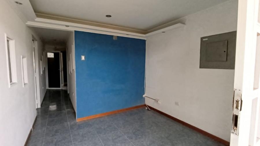 SE OFRECE EN VENTA LOCAL EN PUERTO LA CRUZ. C.C NOVO CENTRO II