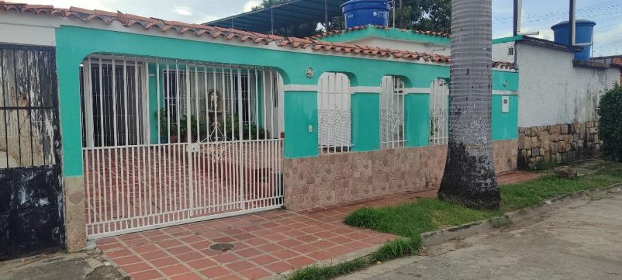 SE VENDE AGRADABLE CASA EN PARQUE VALENCIA. LUISA MEZONES VENDE