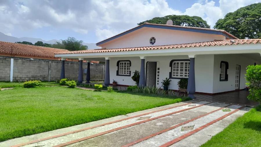 SE VENDE BELLA CASA EN URB. LA LOPERA SAN DIEGO. LUISA MEZONES VENDE