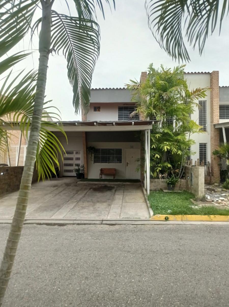 Se vende Bello y comodo Townhouse en Residencias Casas de Campo San Diego Sector El Colonia. LUISA M