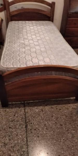 Se Vende Cama individual con colchn en Madera y gavetero.