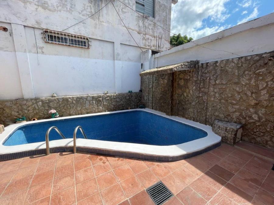 Se  vende Casa Actualizada y con piscina en Sector Belloso, Maracaibo.