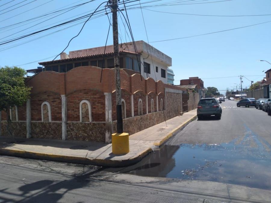 SE VENDE CASA EN ESQUINA CALLE ARISMENDI LECHERIA 