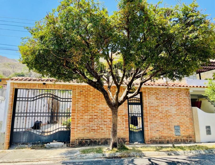 SE VENDE CASA LOMAS DE LA ESMERALDA SAN DIEGO ZONA CERRADA. LUISA MEZONES VENDE.