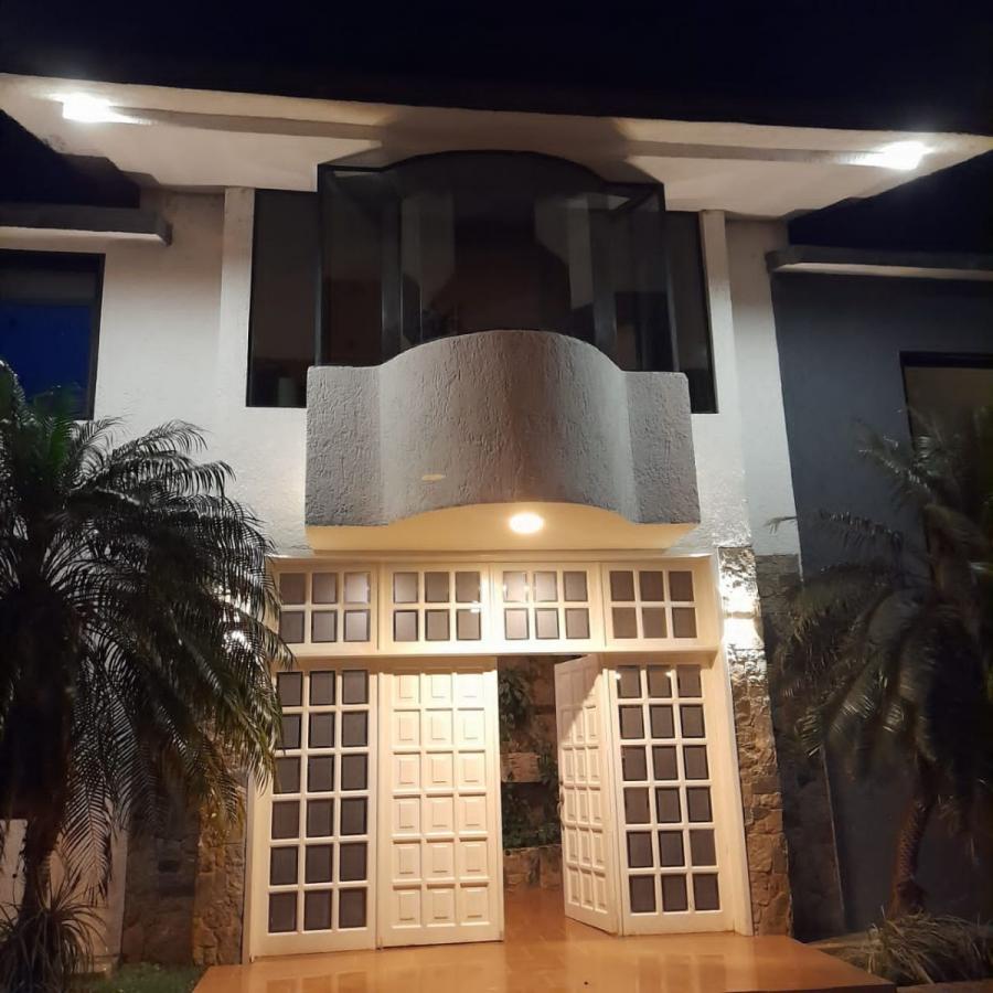 SE VENDE EXCLUSIVA CASA EN GUATAPARO, EL SOLAR VALENCIA CARABOBO. LUISA MEZONES VENDE.