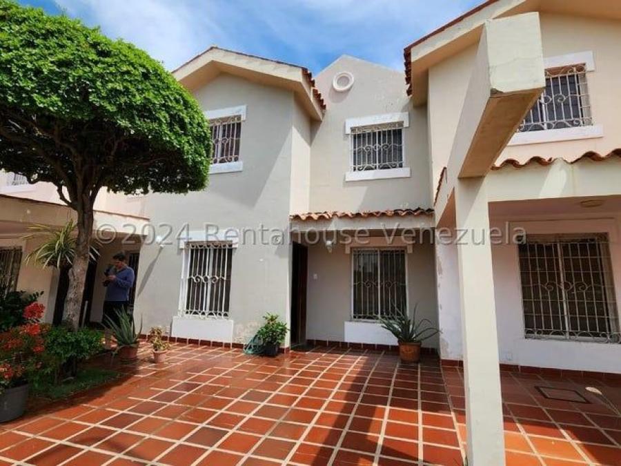 Townhouse amoblado en alquiler en zona norte