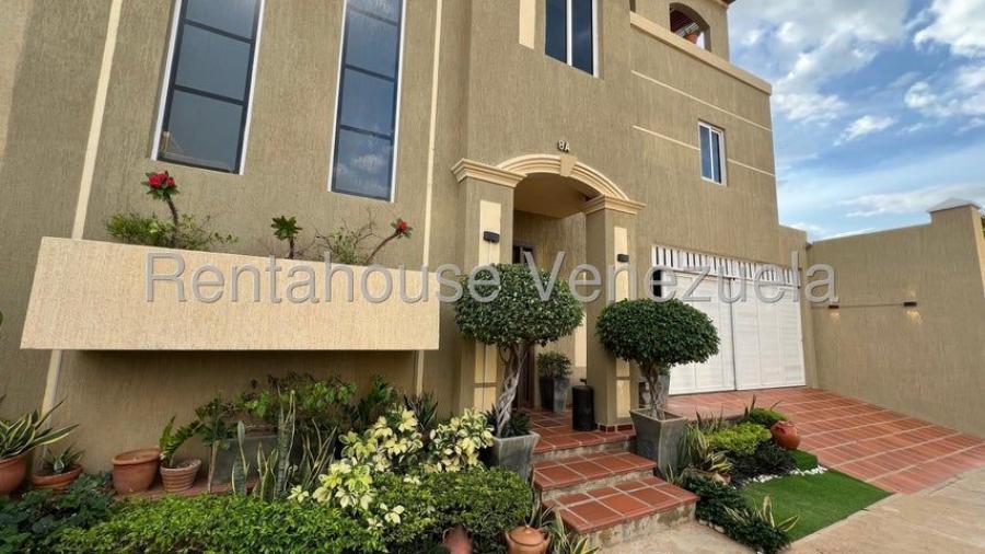 Townhouse amoblado en venta en Zona Norte