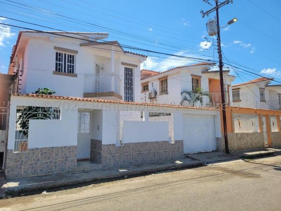 Townhouse en venta en Calle Girardot Coro MLS #24-10720 OP