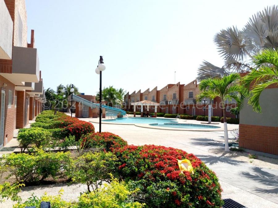 Townhouse en Venta en Flamingo, Falcon MLS #24-20138 GR 