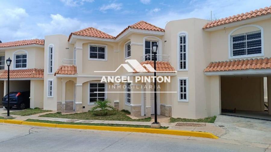 TOWNHOUSE VENTA COSTA DORADA LAGO MAR BEACH MARACAIBO API 10700