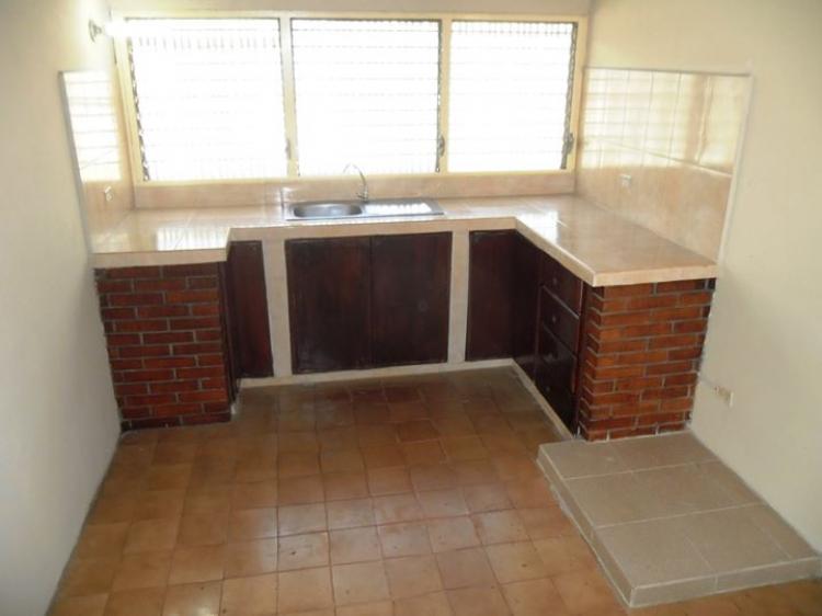 VENDO CASA EN LA URB EL ISIRO POR MOTIVO DE VIAJE